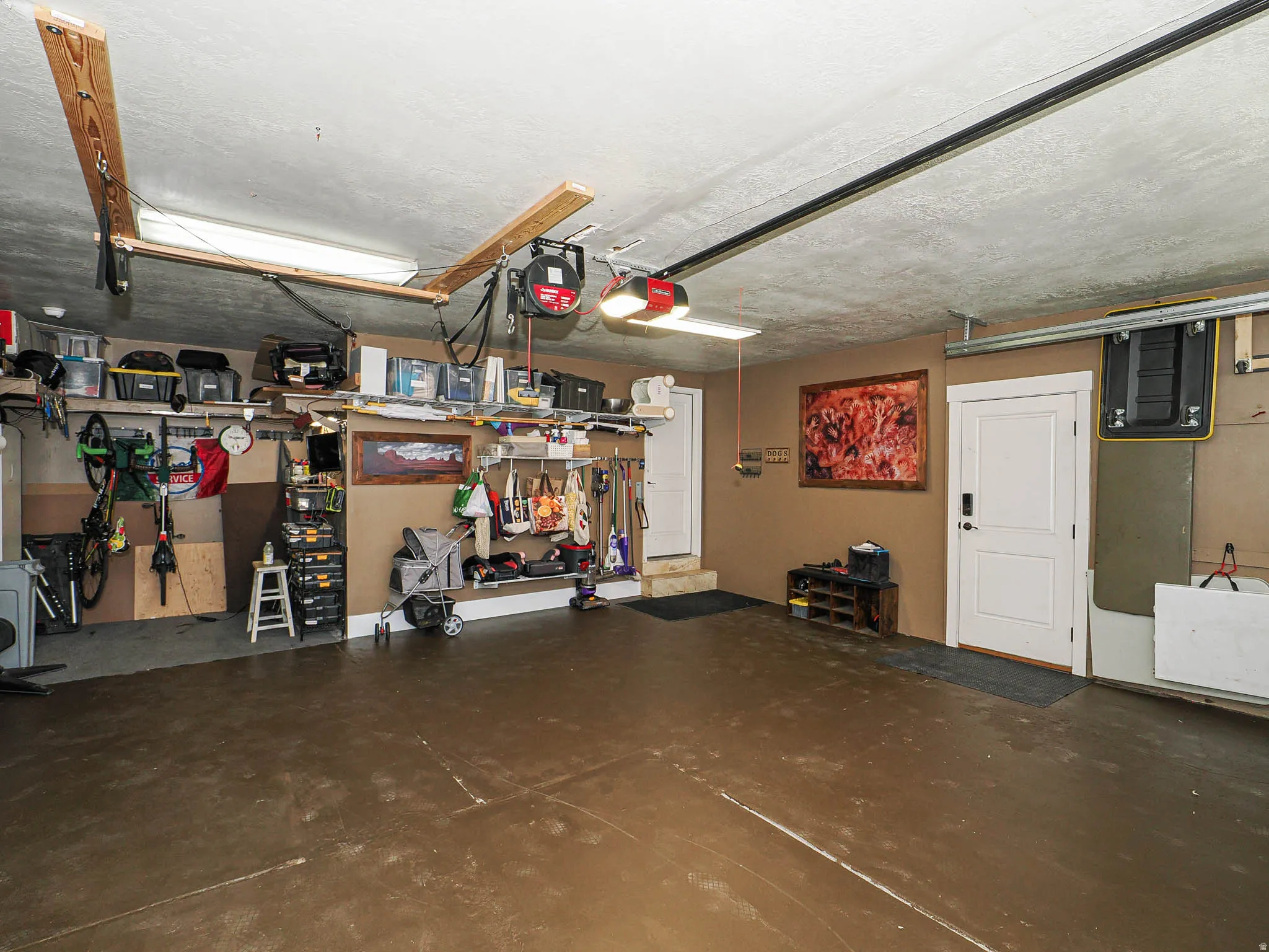 Front nook for work space or bike storage.