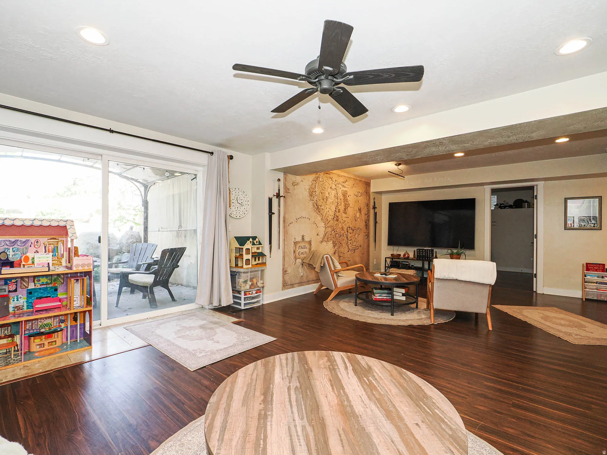 Living room with ptaio view.