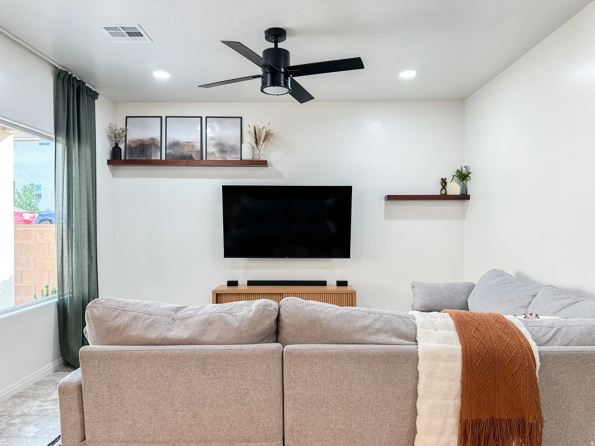 Living area with recessed lighting and a ceiling fan