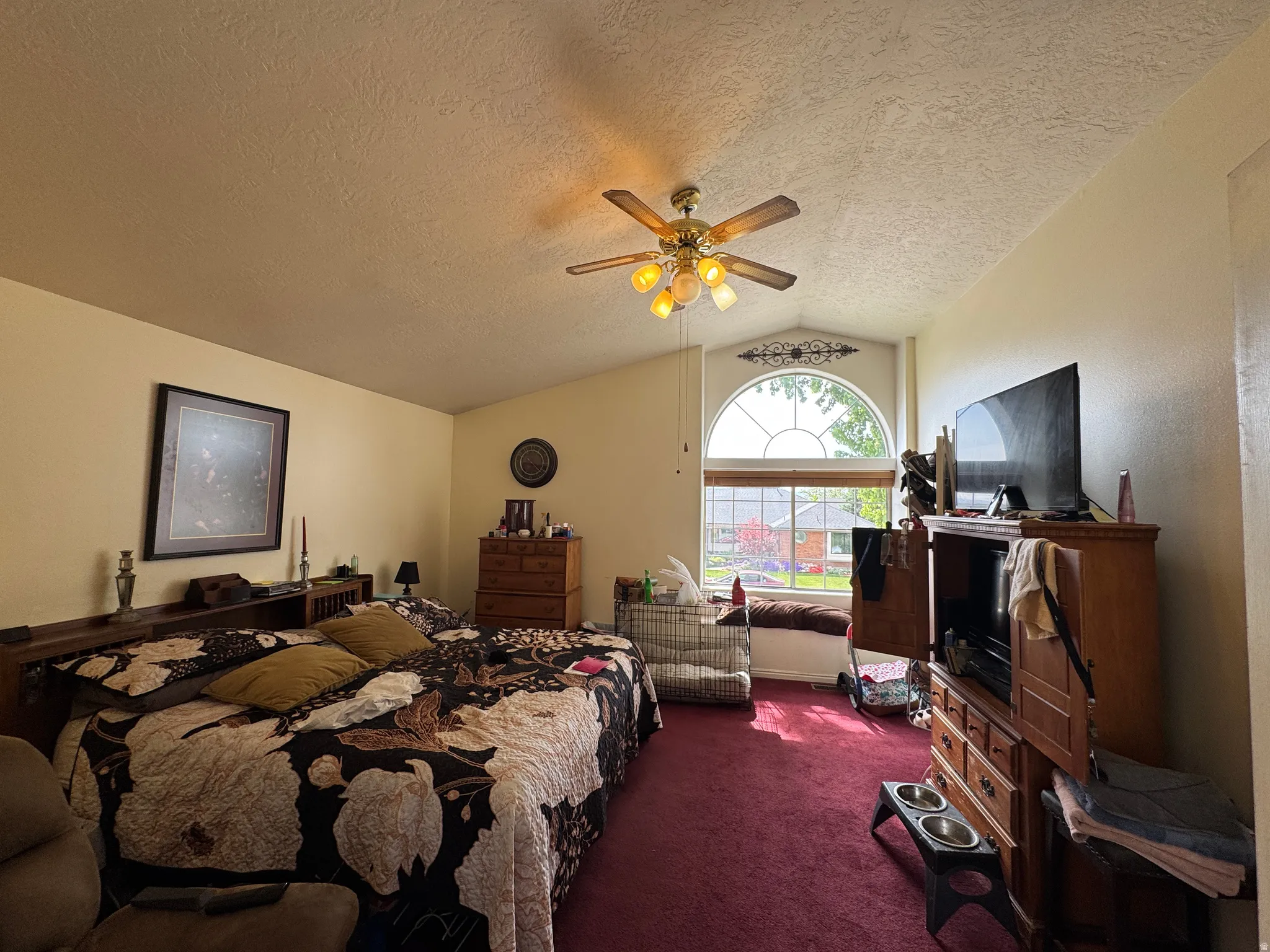 Vaulted ceiling with ceiling fan and light fixture