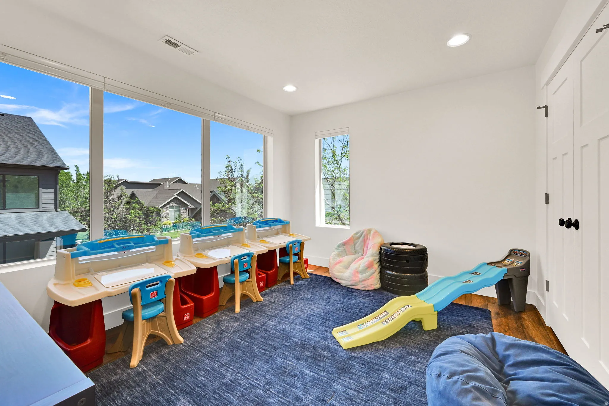 Bright room featuring a wall of panoramic windows, recessed lighting, and a single vertical window