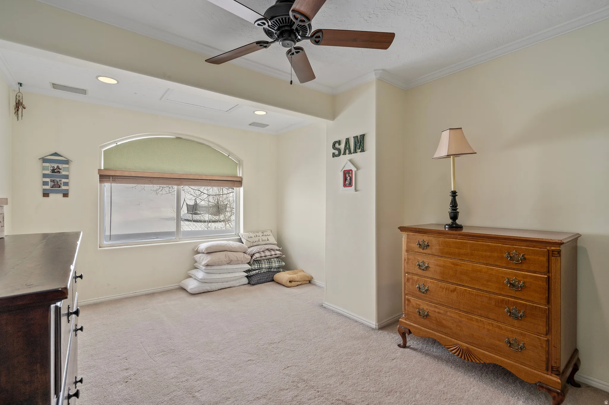 Carpeted room featuring a large arched window with horizontal blinds, recessed lighting, and a ceiling fan