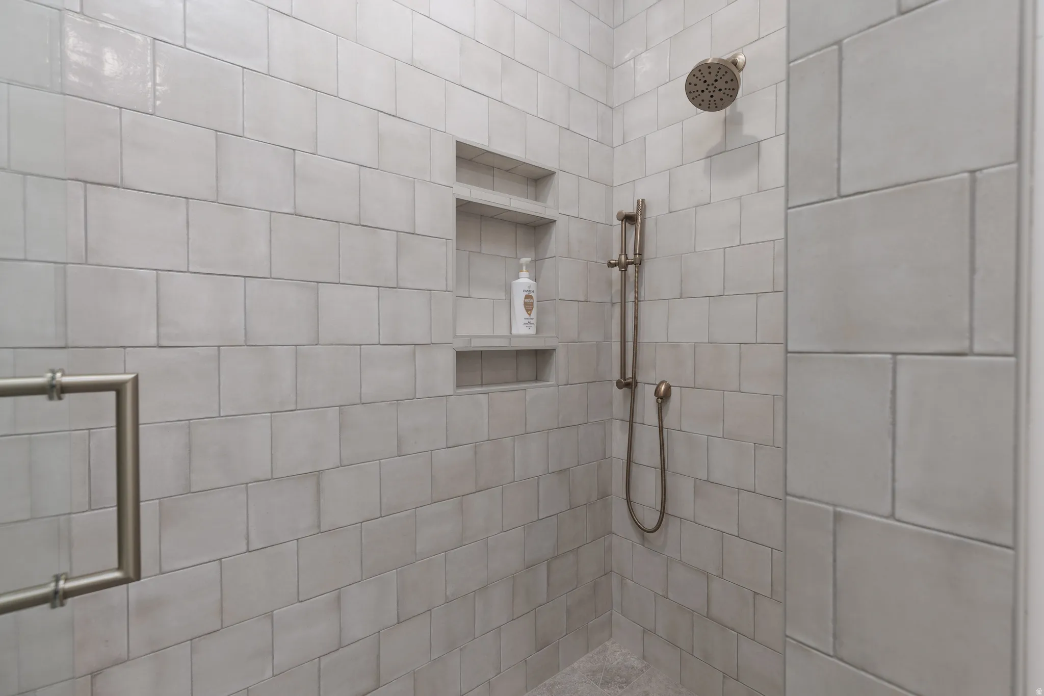 Bathroom featuring a tile shower