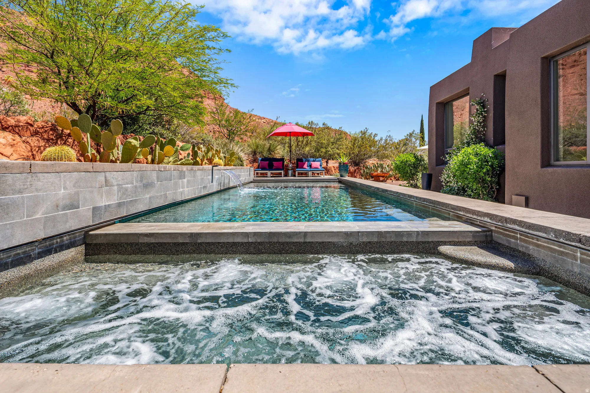 Integrated spa and swimming pool with a stone tile surround