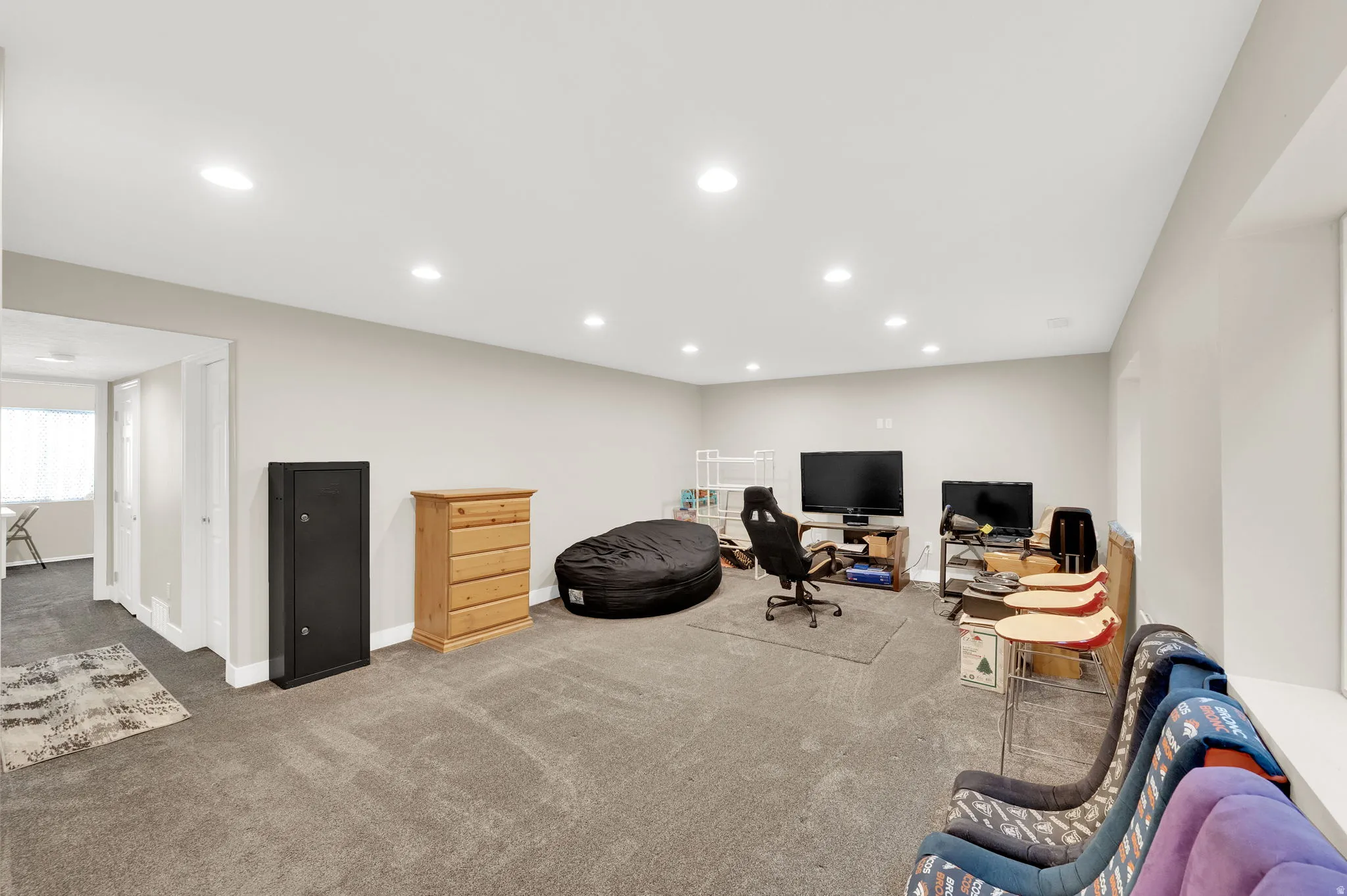 Spacious room featuring neutral carpeting and recessed lighting