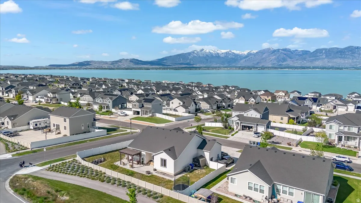 Expansive residential community with diverse home styles