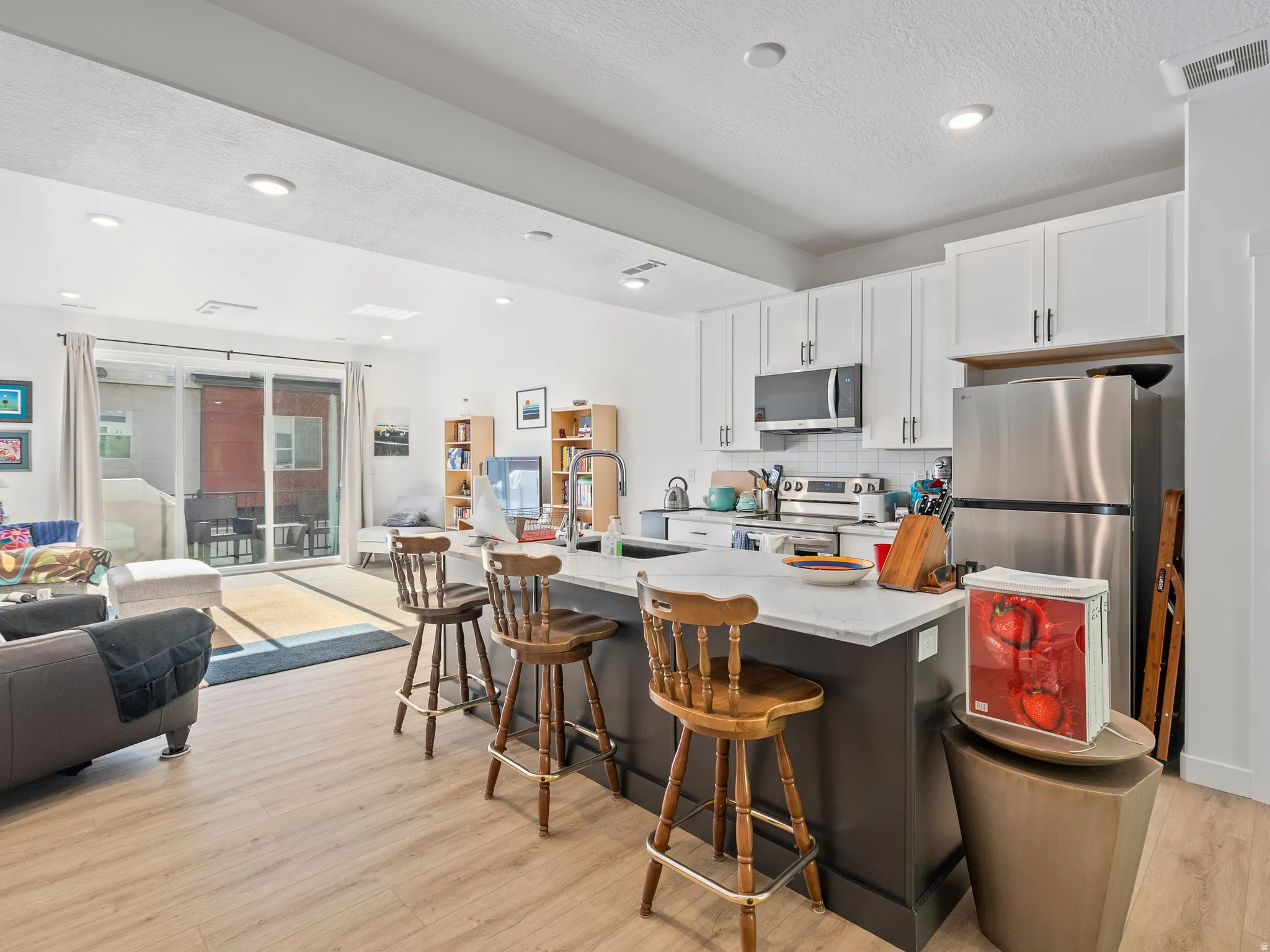 Breakfast bar. All appliances included!