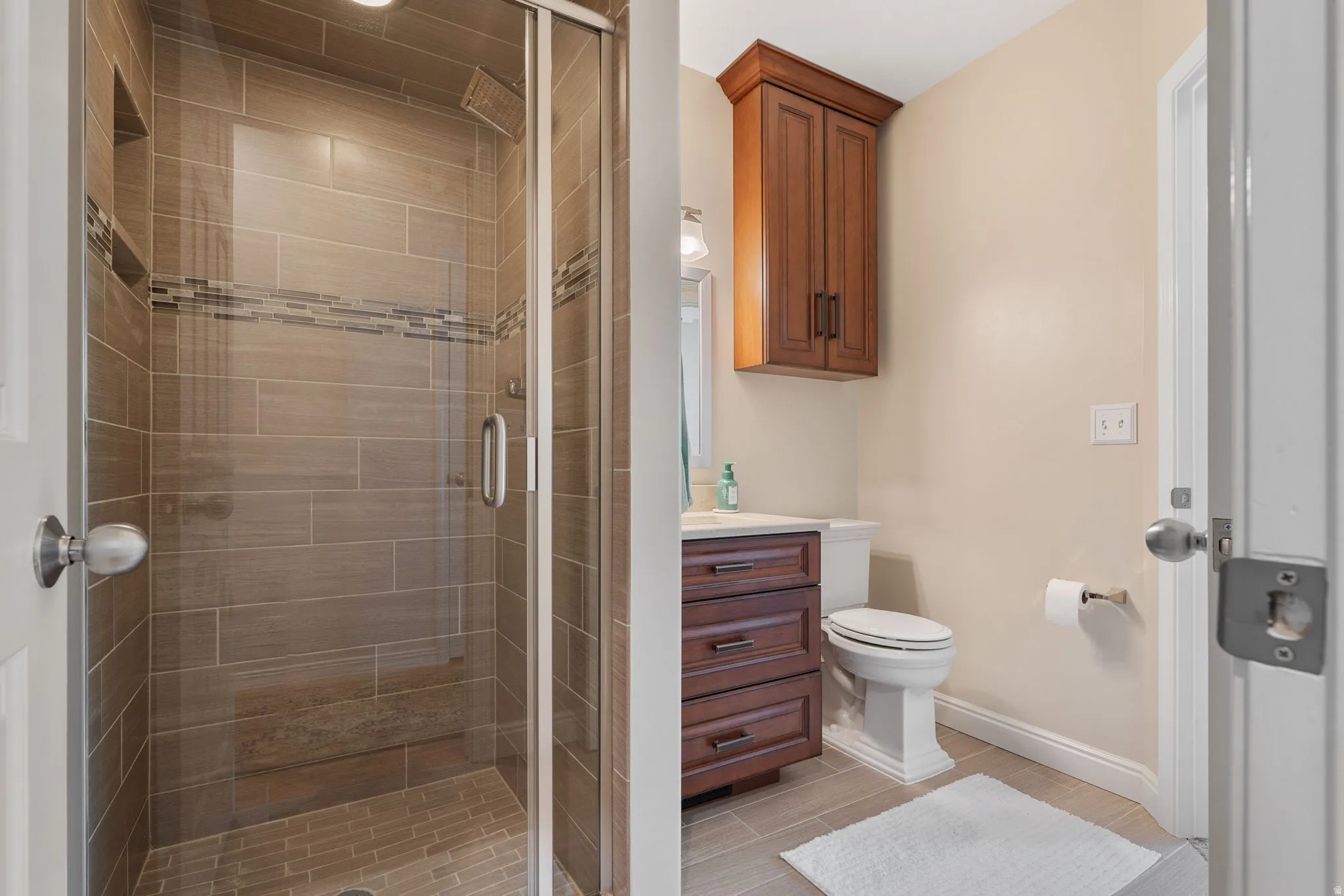 Guest/hall bathroom with shower