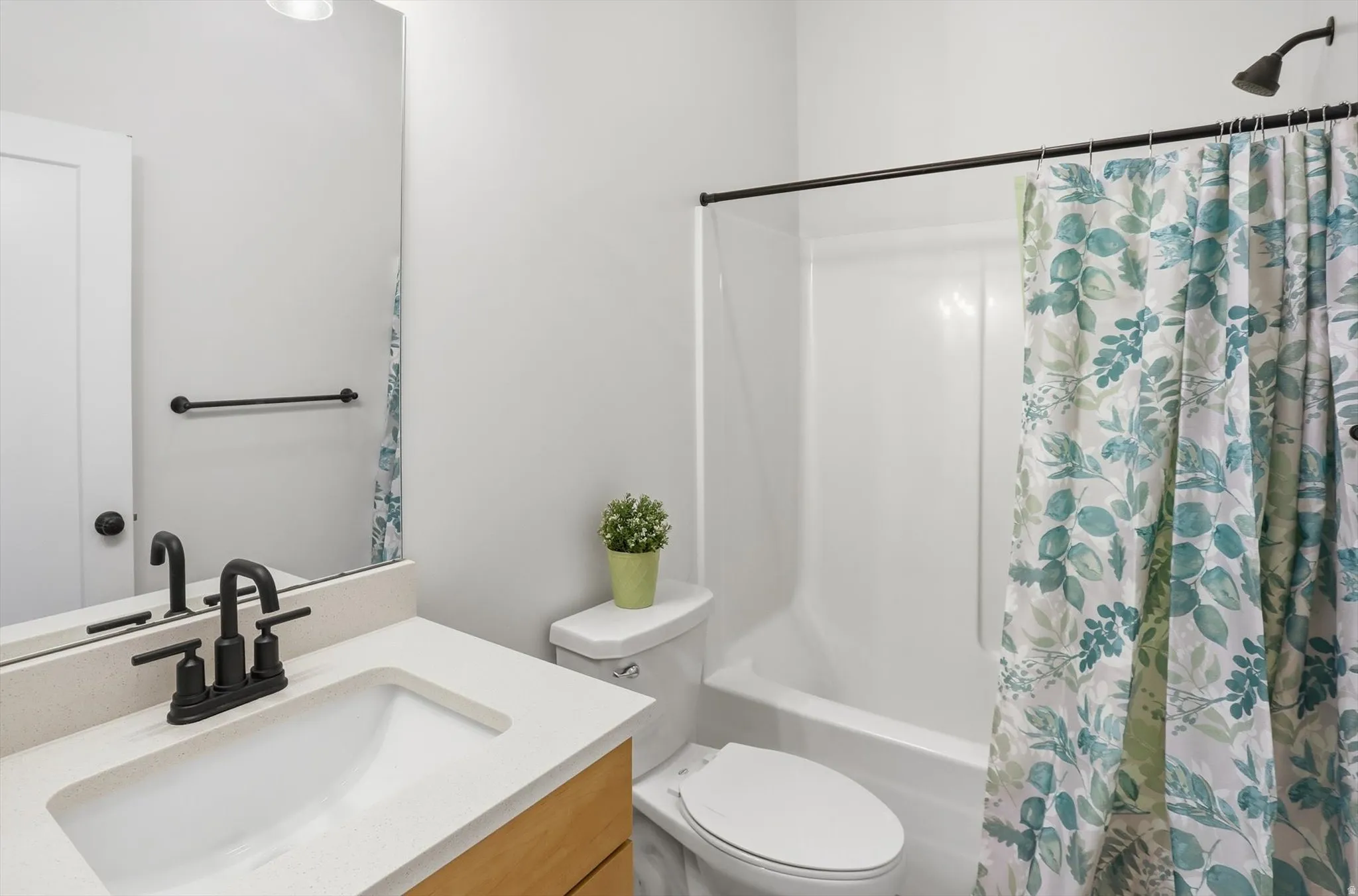 Full 2nd bathroom on the main floor.