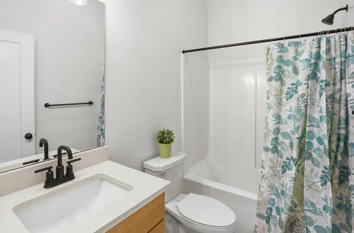 Full 2nd bathroom on the main floor.