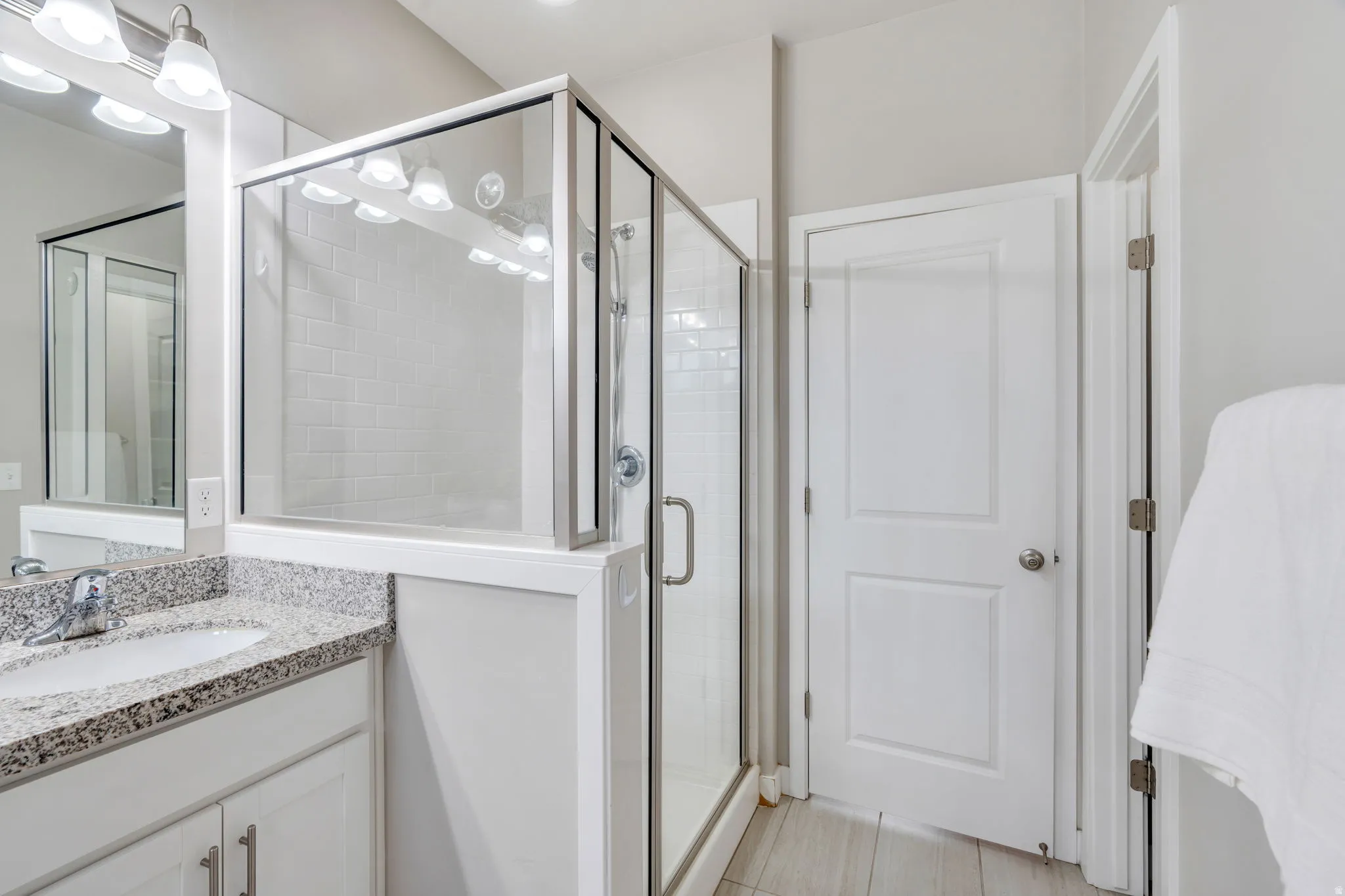 Primary bathroom has built-in shower