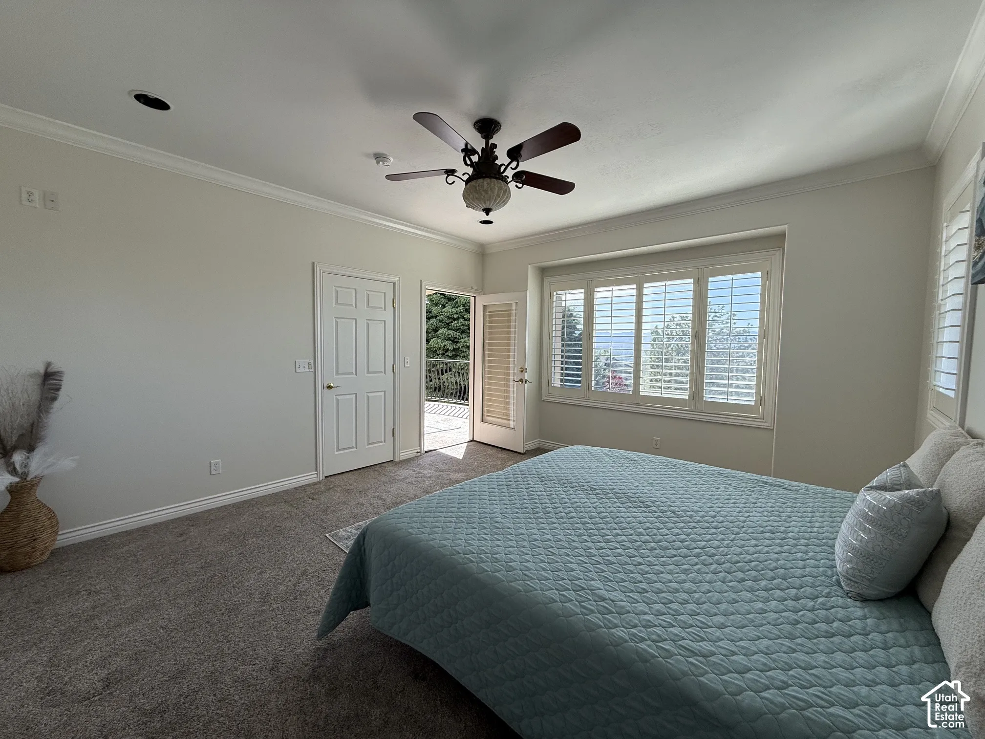 Carpeted interior with crown molding, recessed lighting, and a ceiling fan