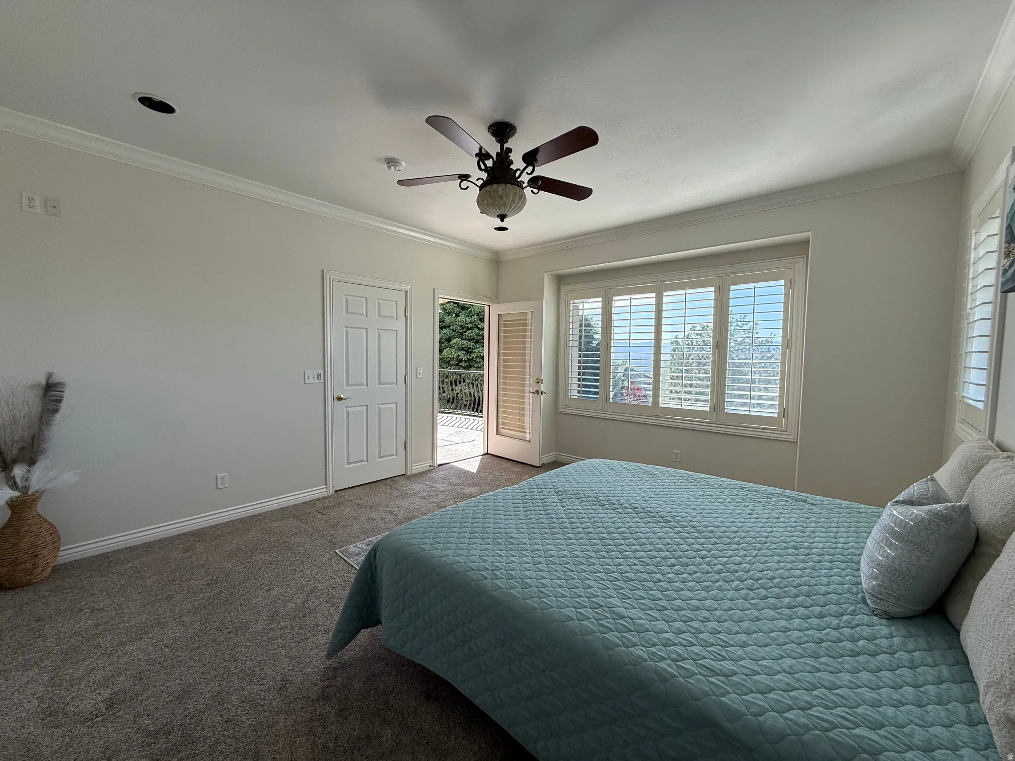 Carpeted interior with crown molding, recessed lighting, and a ceiling fan