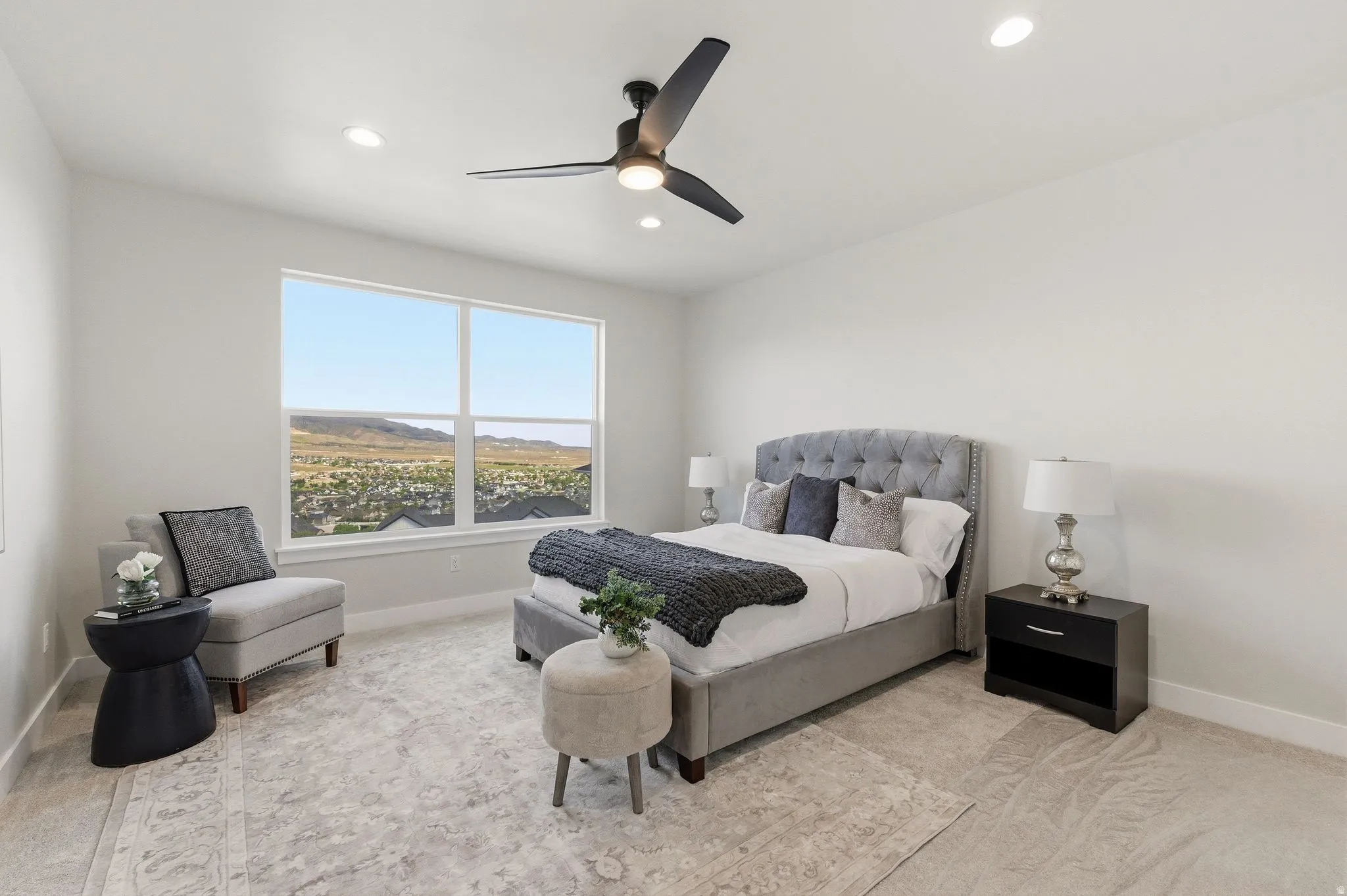 Bright room featuring expansive windows, recessed lighting, a ceiling fan, and wood-finish flooring