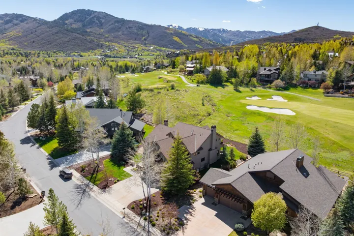 Residential community with properties bordering a golf course