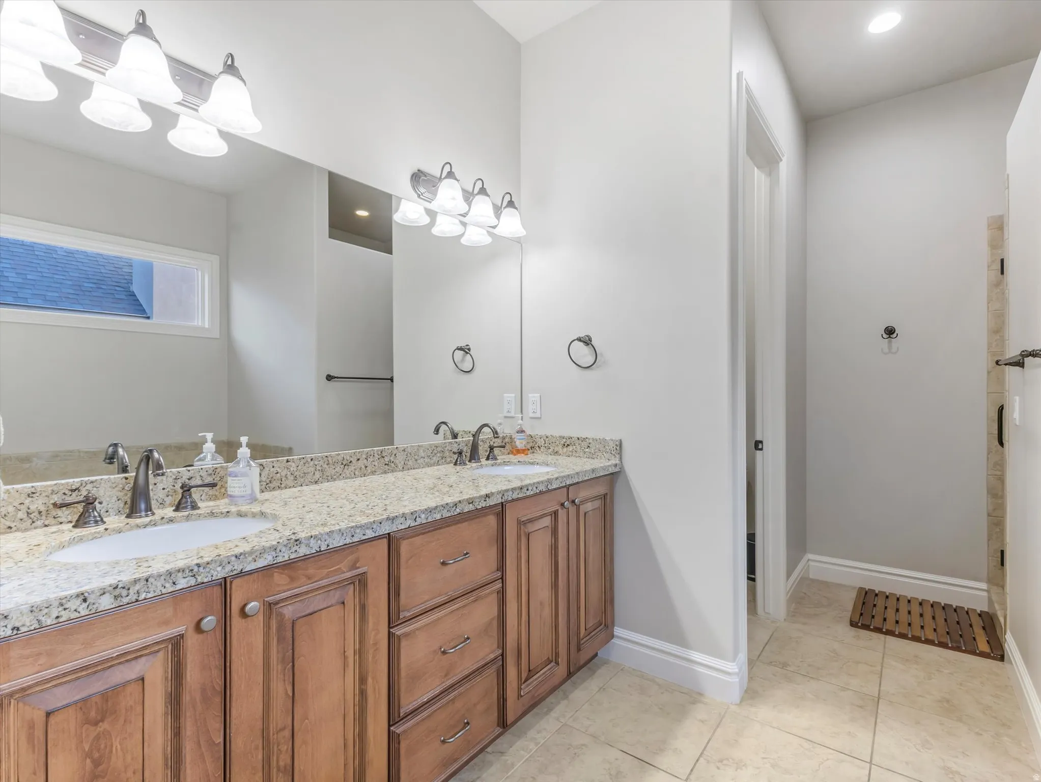 Ensuite bathroom with double sinks