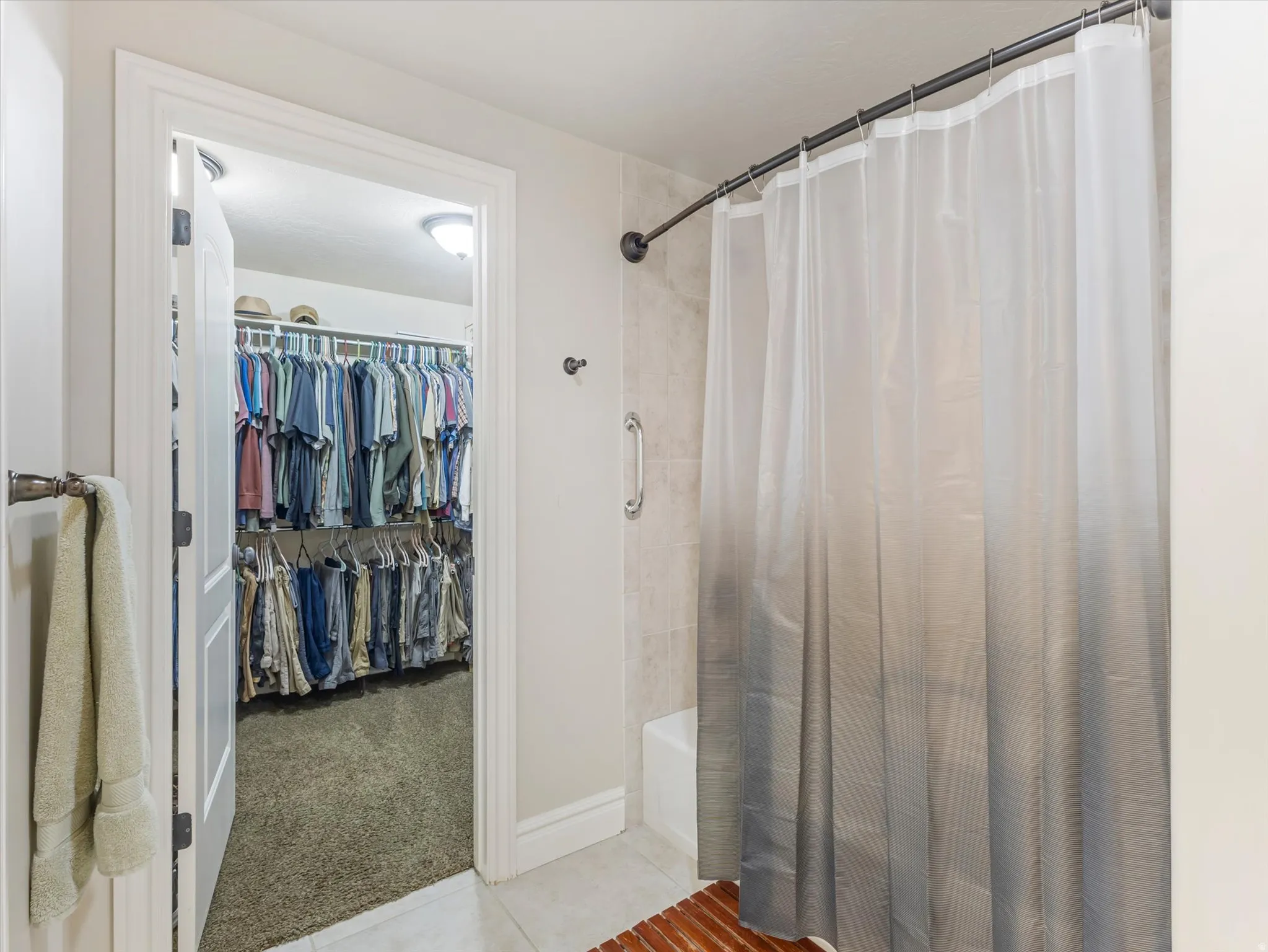 Ensuite bathroom with walk in closet