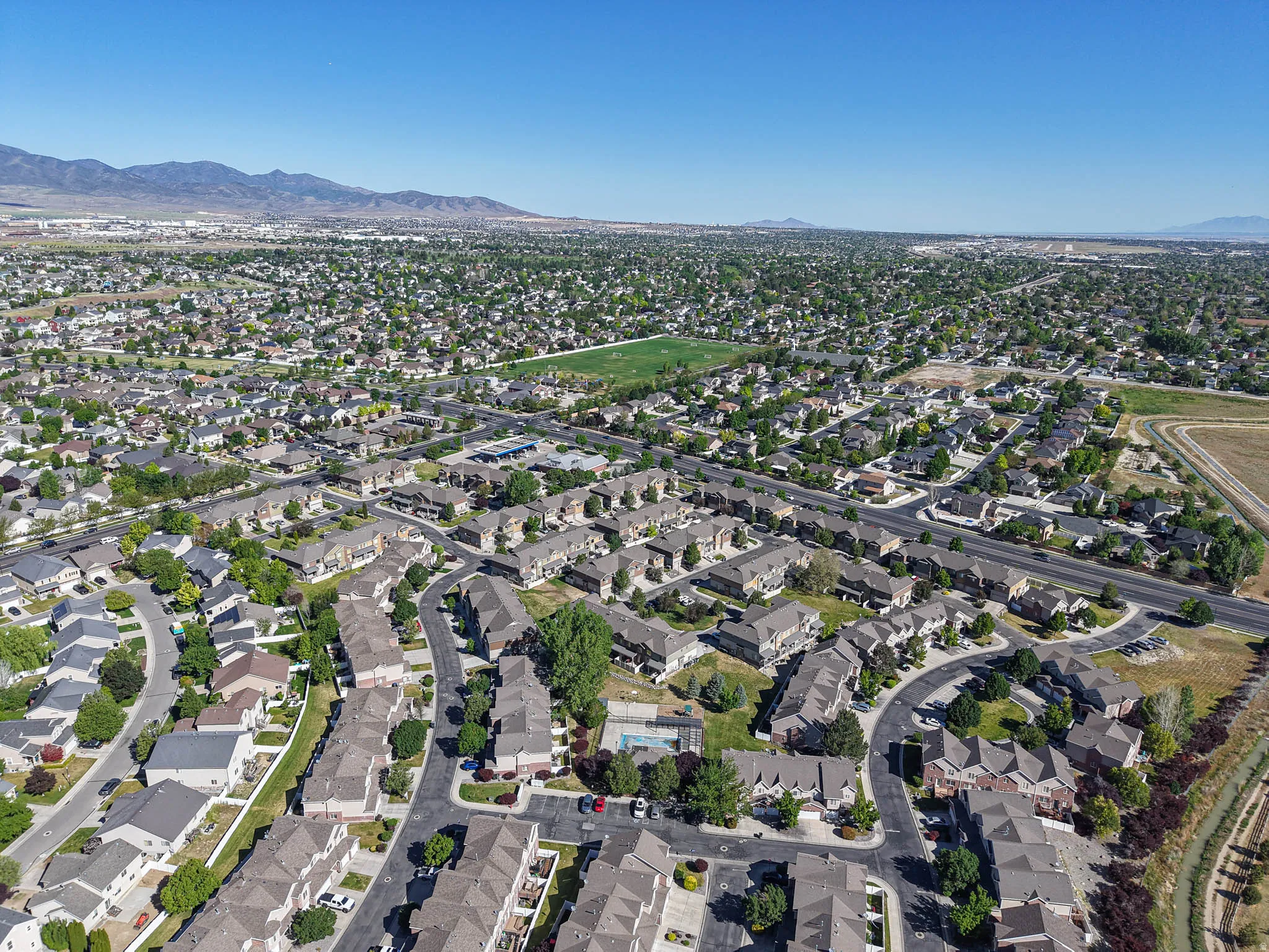 Expansive neighborhood featuring varied residential architecture and mature trees