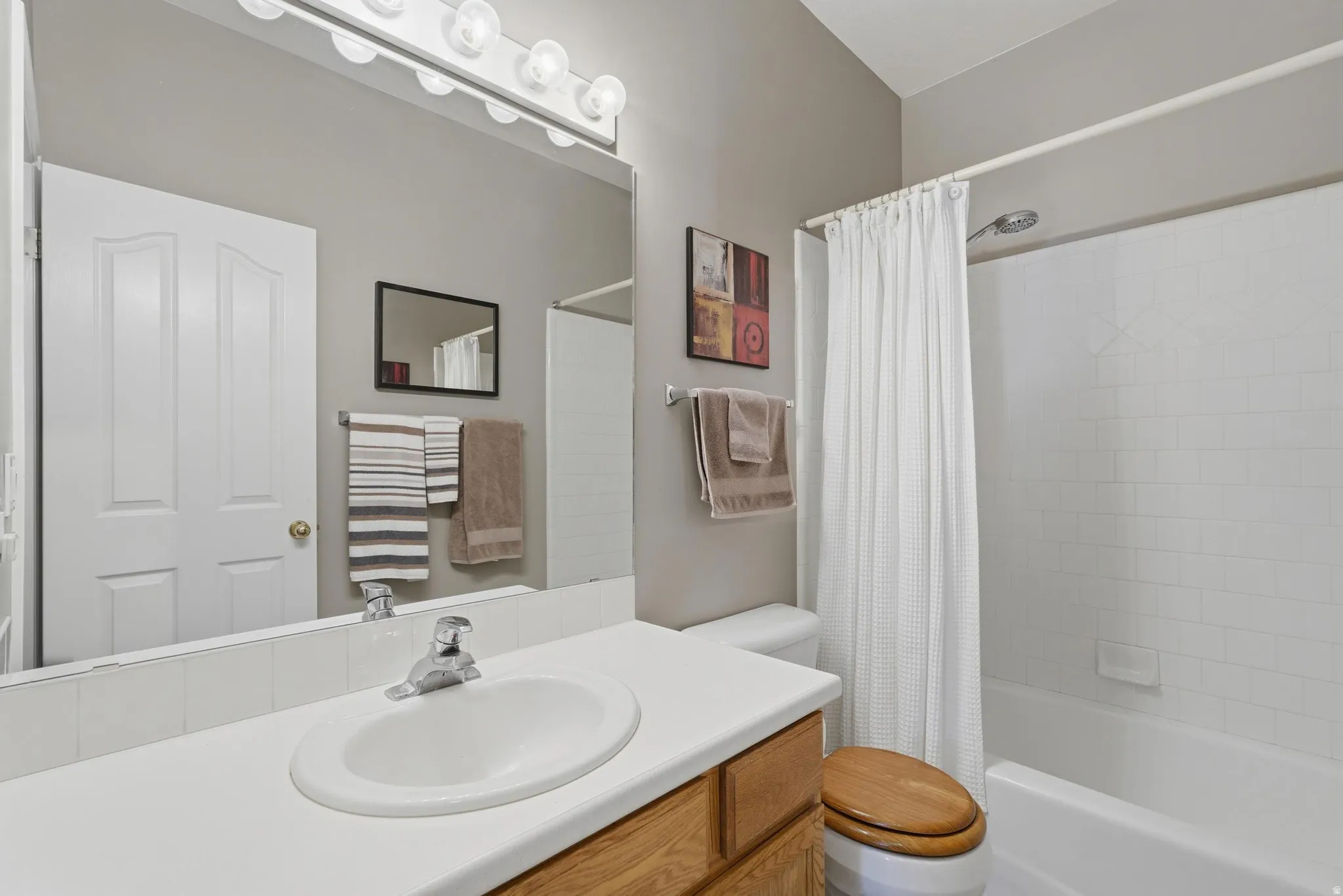 Main full bathroom
