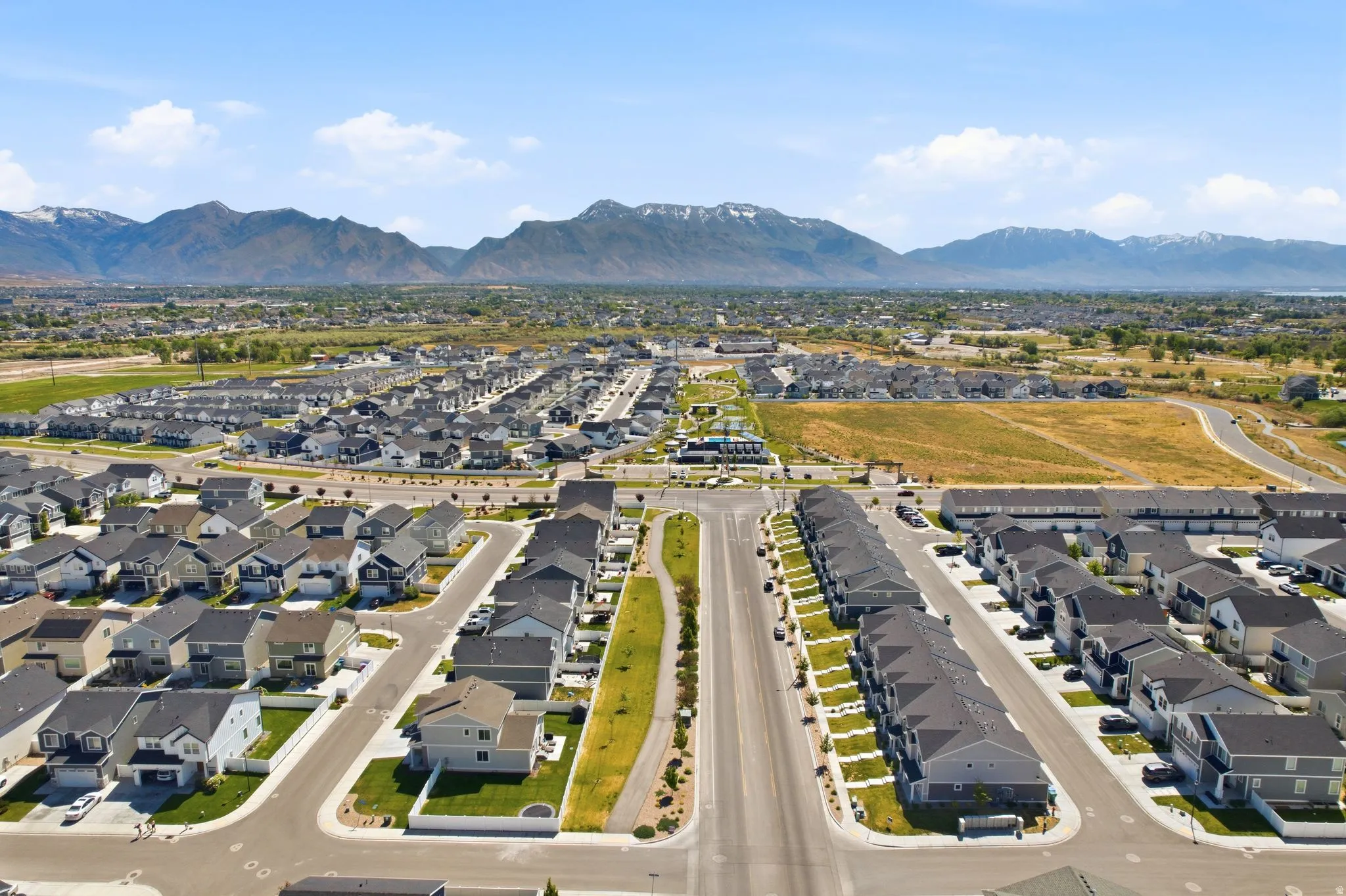 Expansive neighborhood featuring a variety of residential structures with mountain backdrops