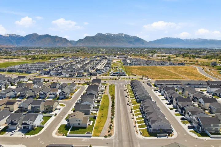 Expansive neighborhood featuring a variety of residential structures with mountain backdrops