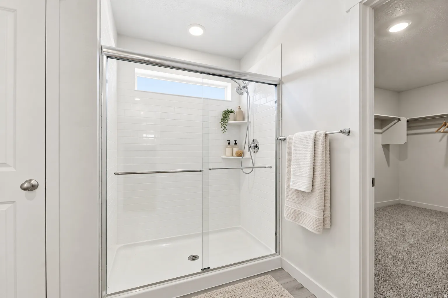 Primary bath AI staged