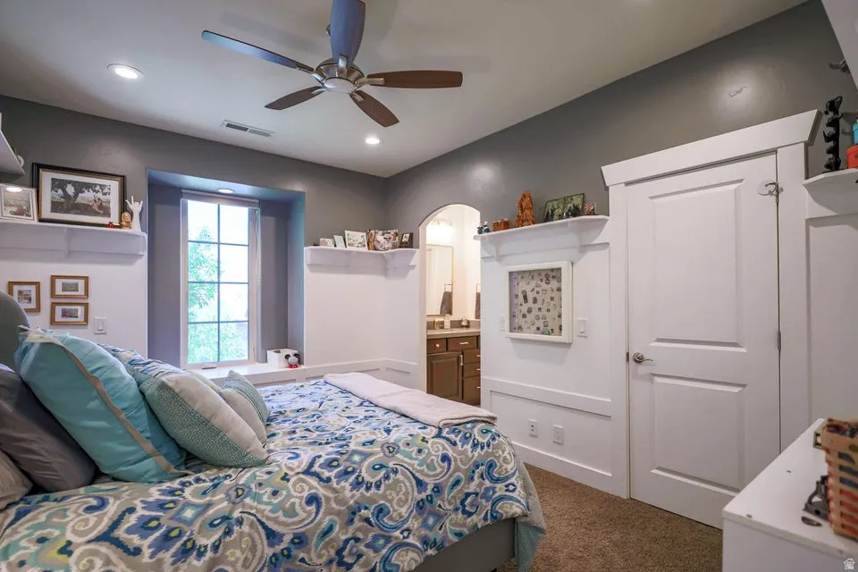 Recessed window with built-in sill, overhead recessed lighting, and a ceiling fan