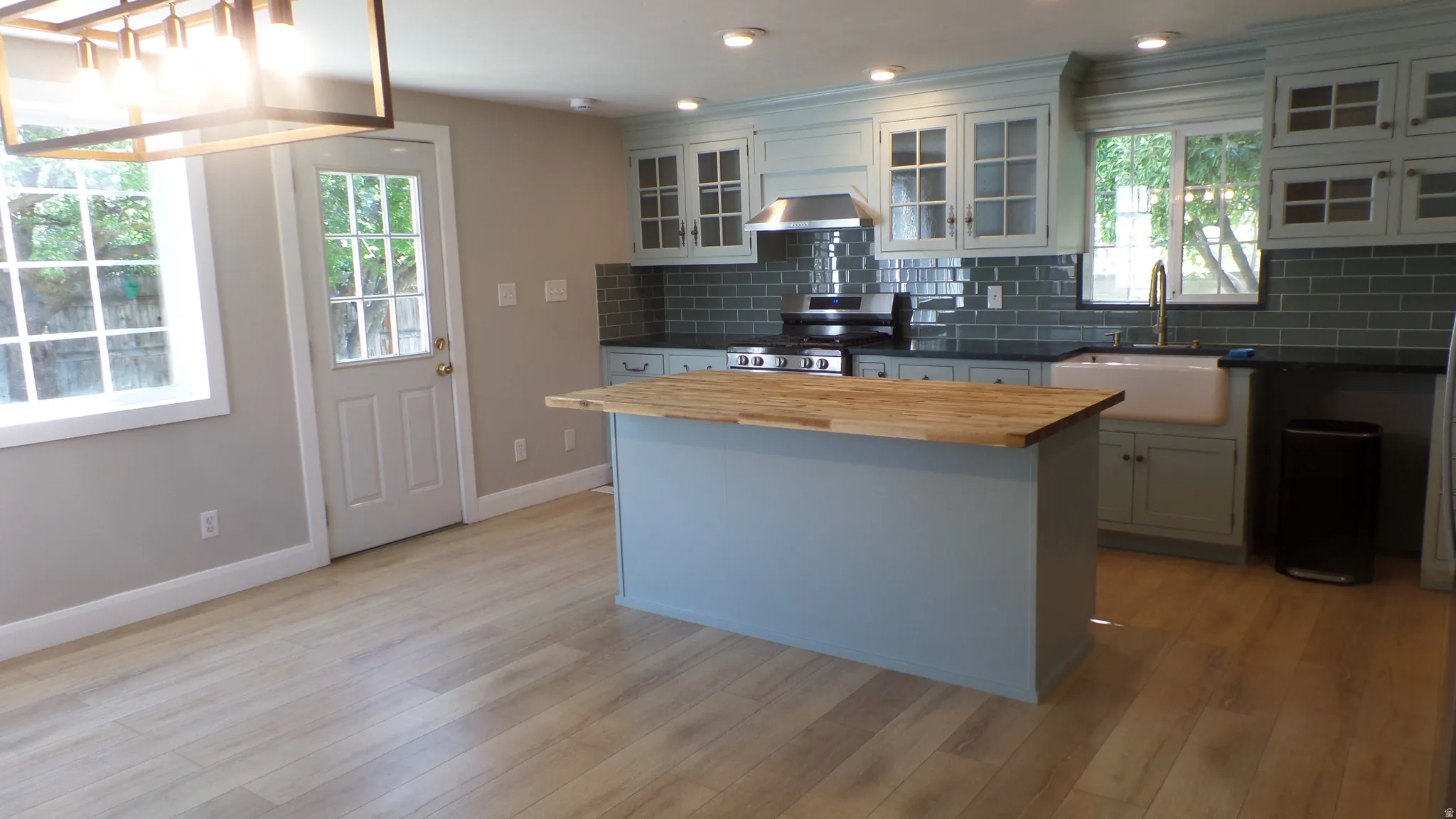 Kitchen - Large Kitchen with Open Concept with Dining Room & Living Room