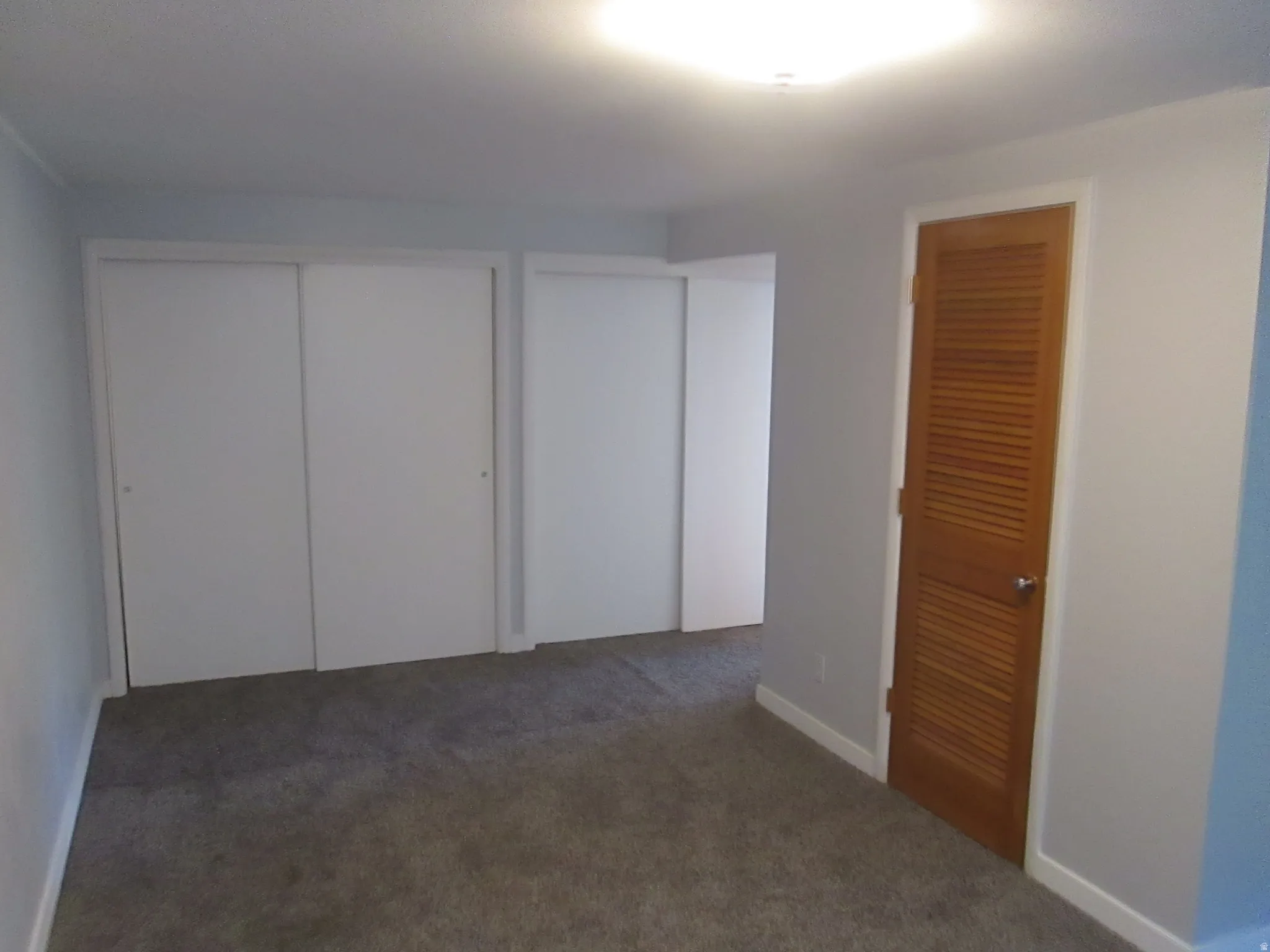 Neutral-toned carpet flooring