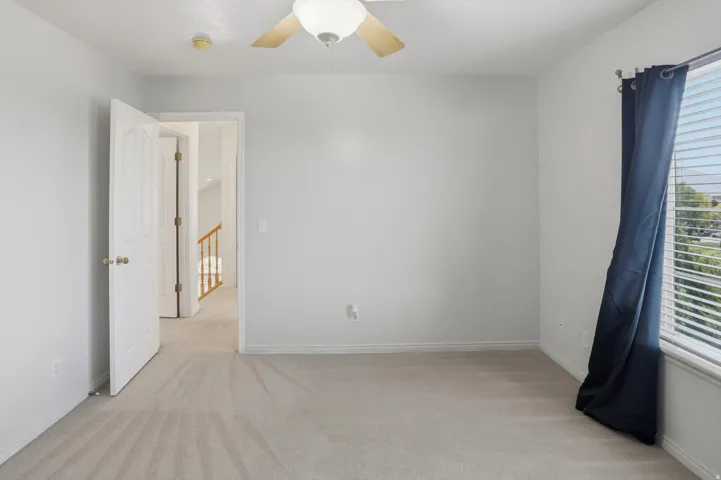 Neutral tone wall finish with a light-toned carpet flooring
