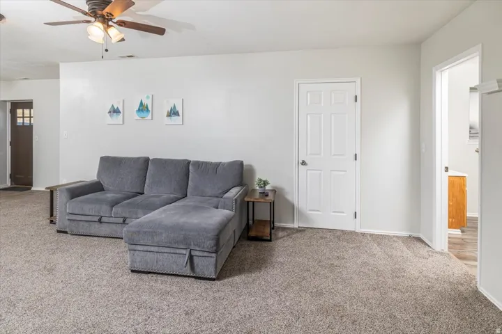 Neutral wall paint and textured carpeting