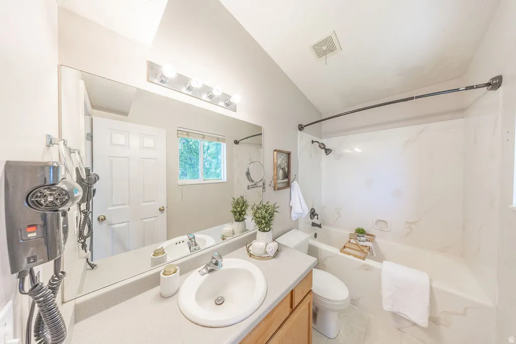 Private en suite bath with vaulted ceiling, full bath, natural light.