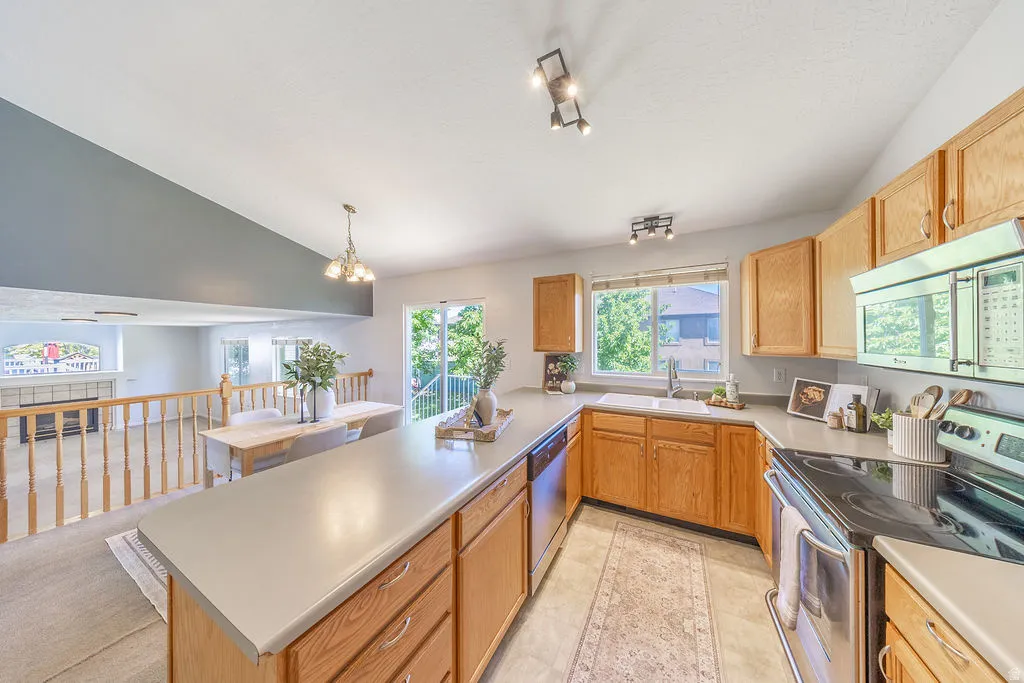Look at all those cabinets!  My kind of kitchen!