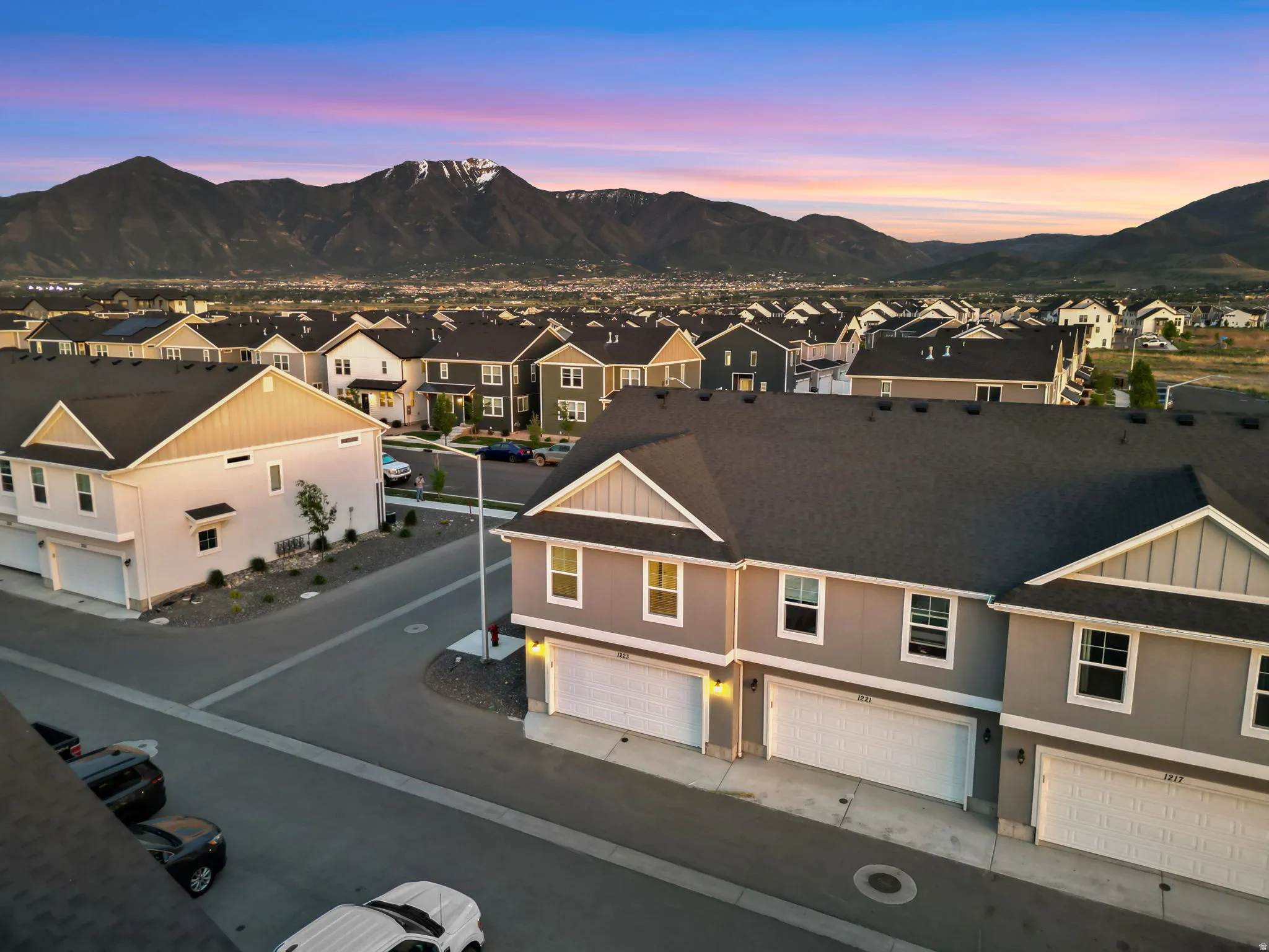 Townhome community featuring mountain scenery