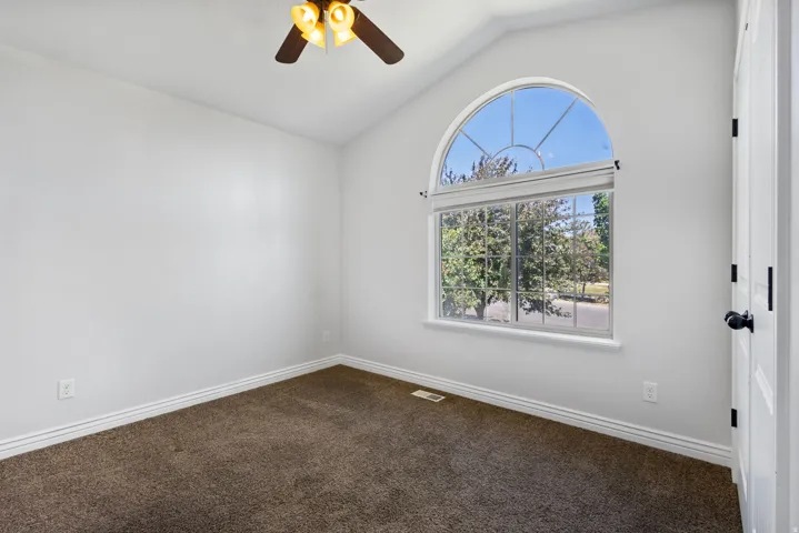 Vaulted ceiling with a ceiling fan light fixture