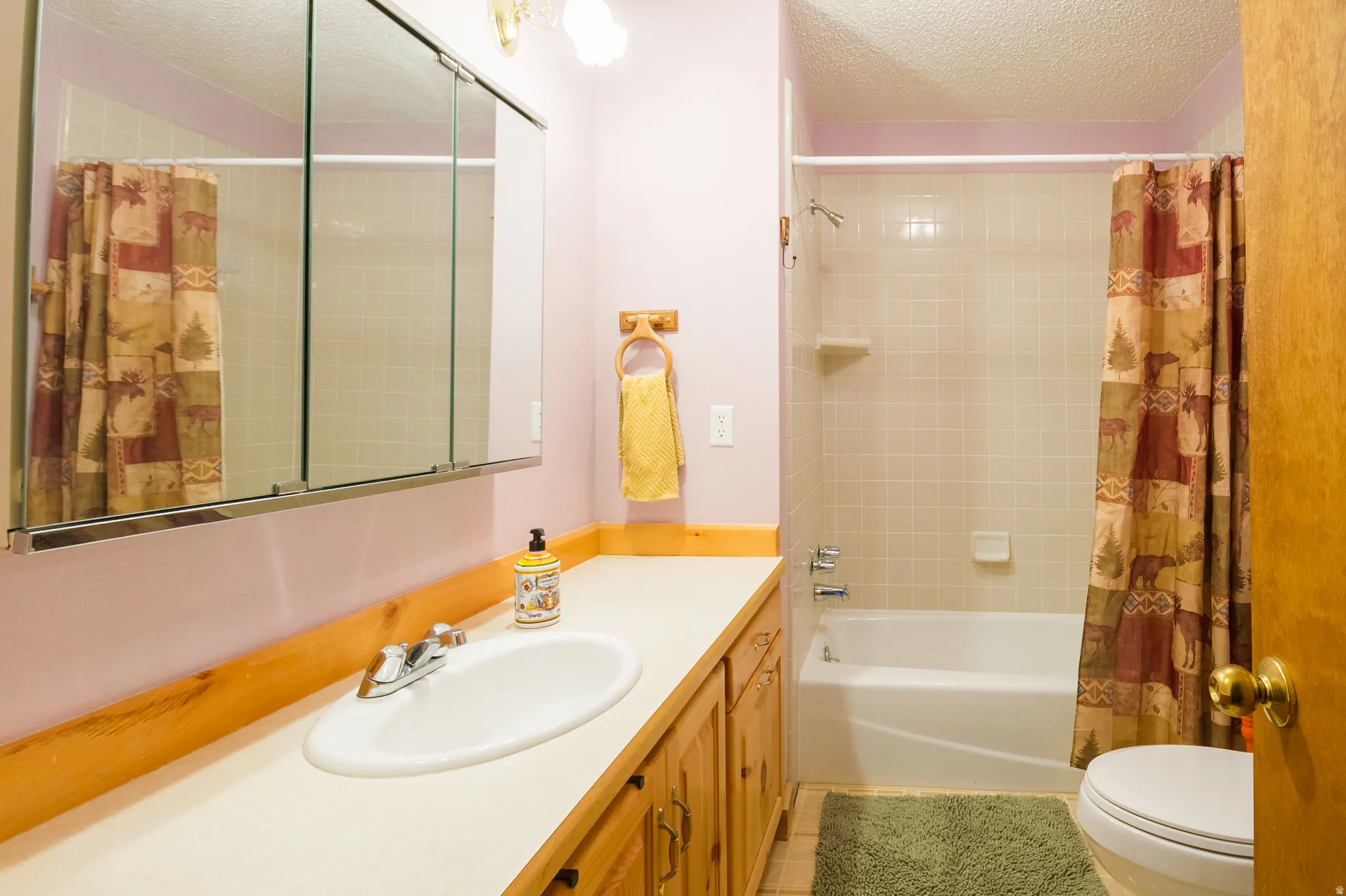 Upstairs full bath