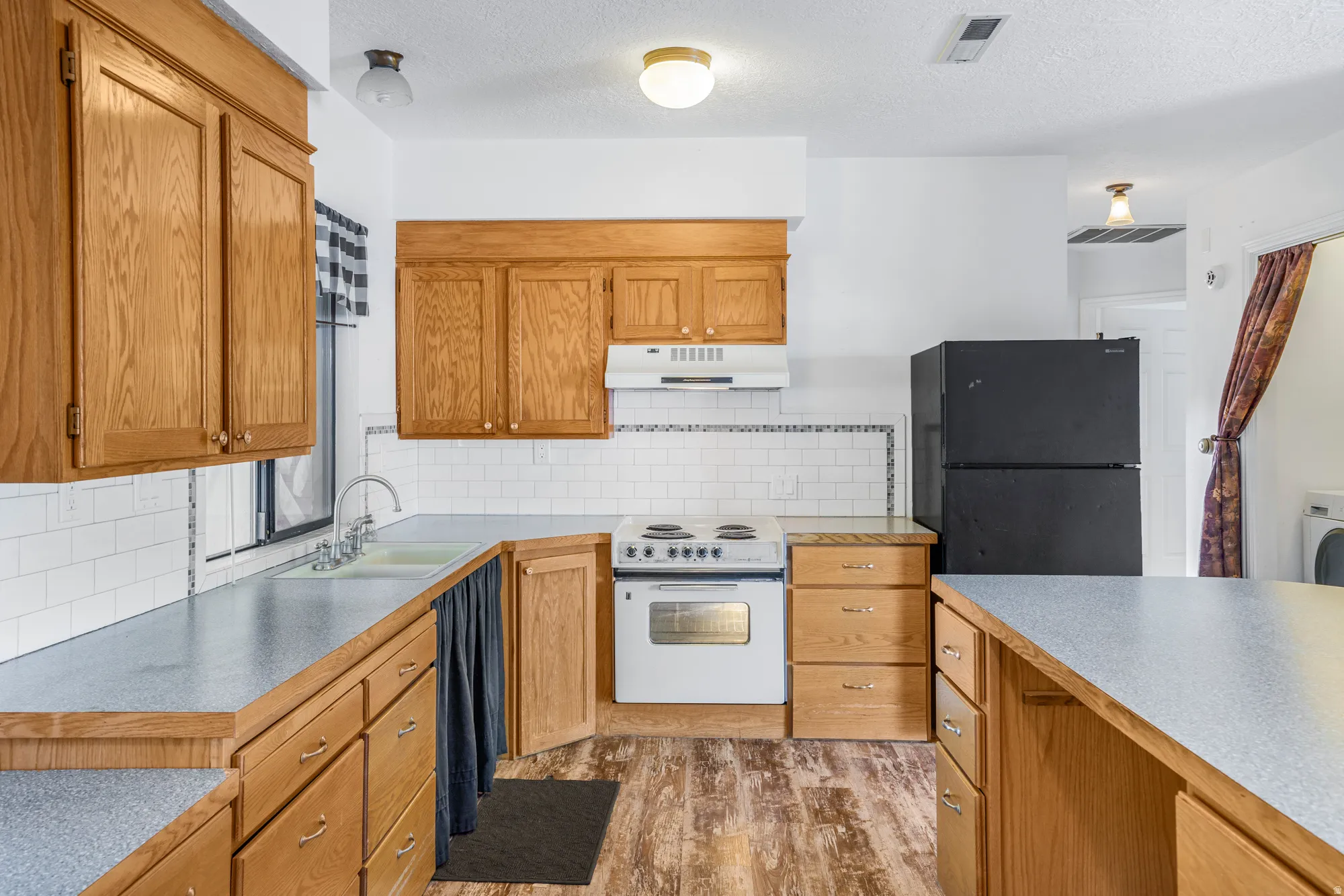 Kitchen & Dining