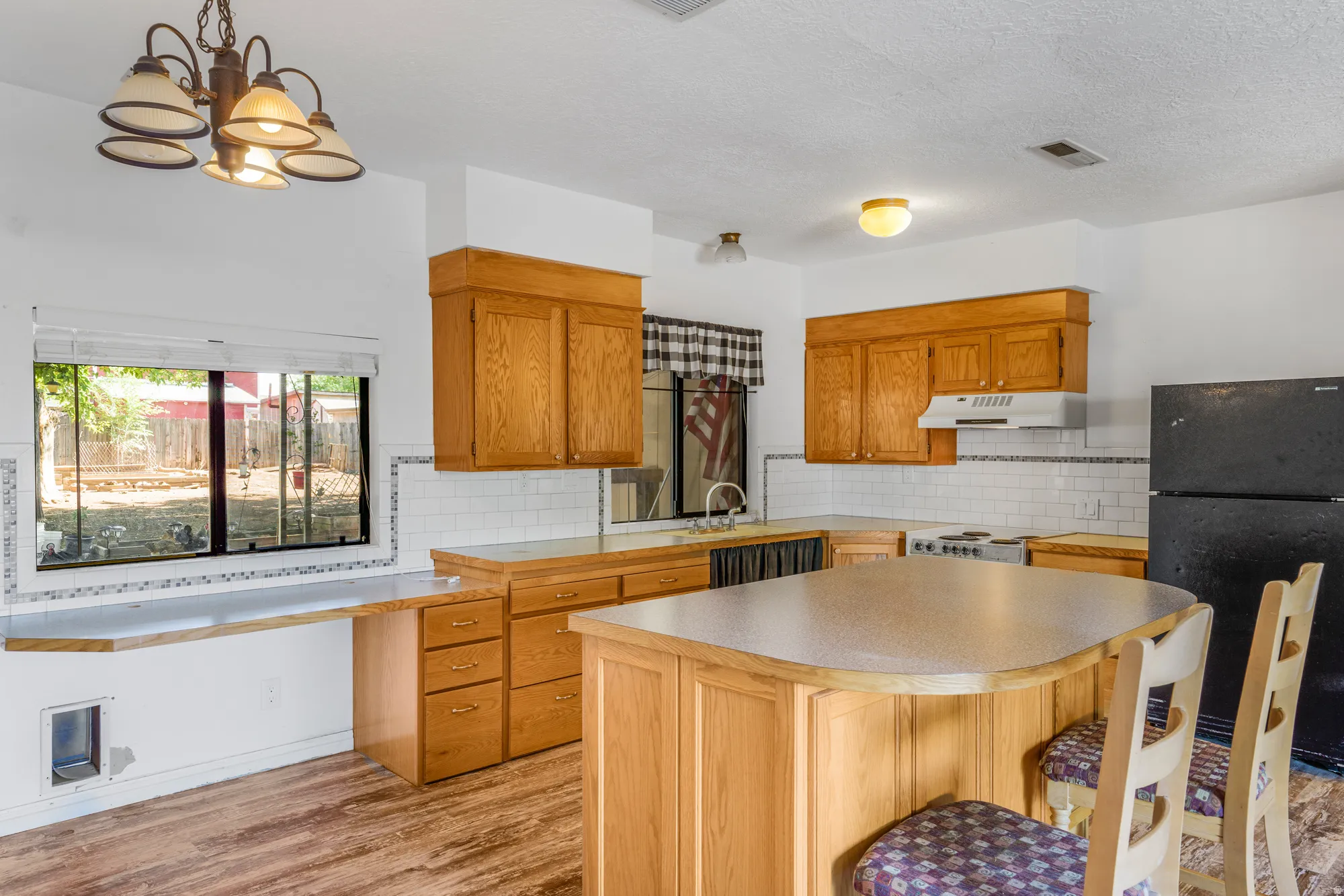Kitchen & Dining
