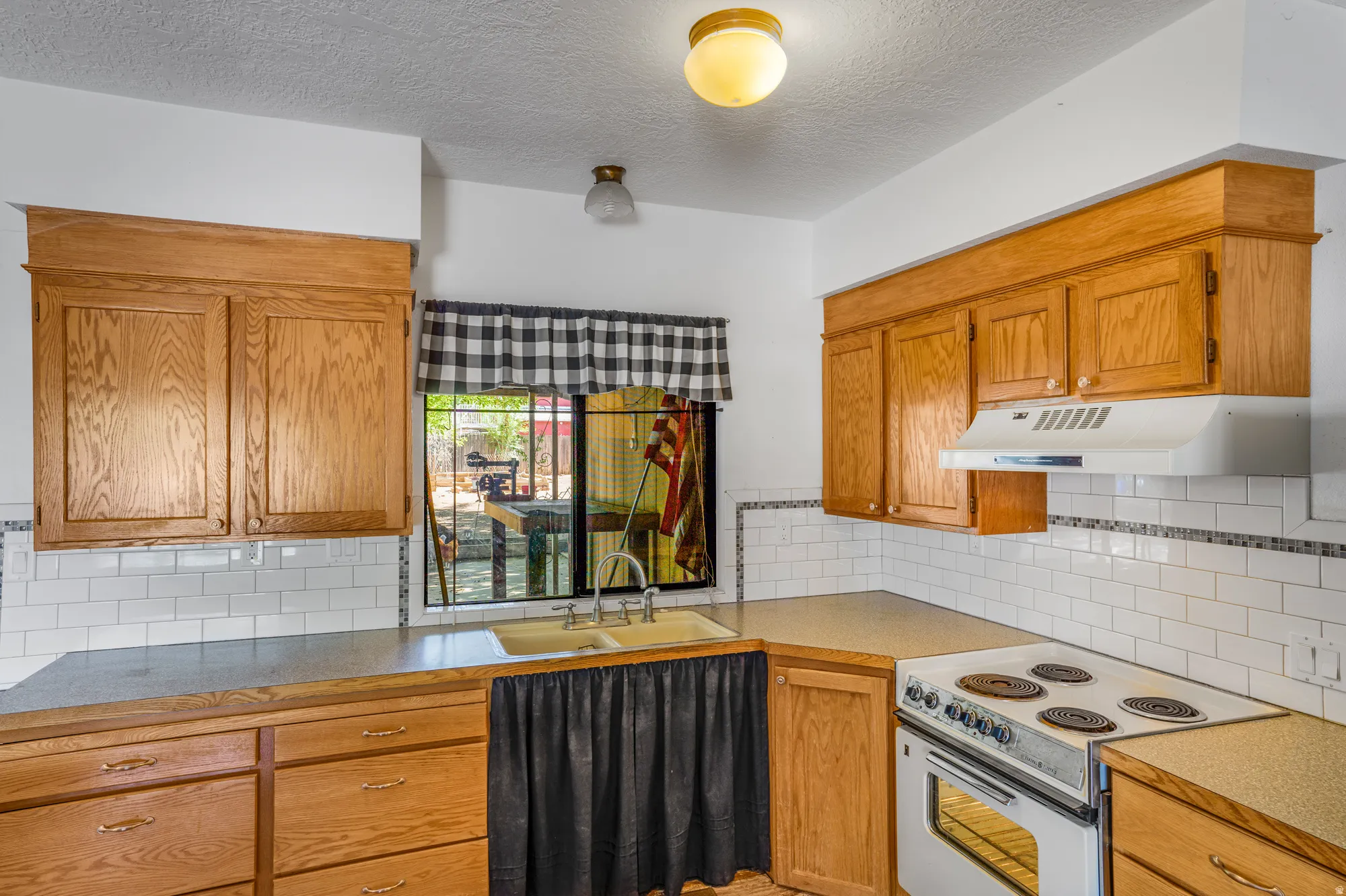 Kitchen & Dining