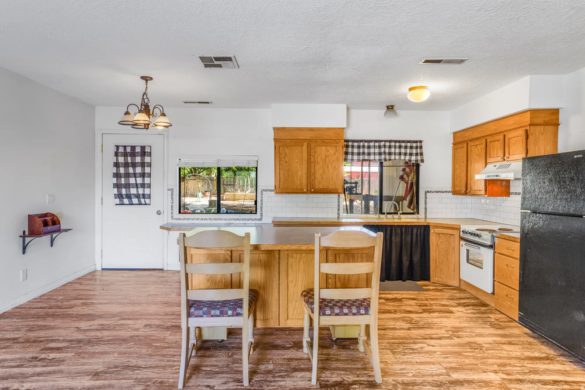 Kitchen & Dining