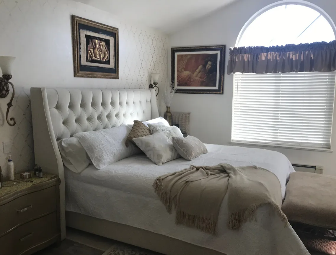 Master Bedroom, Arched window with blinds