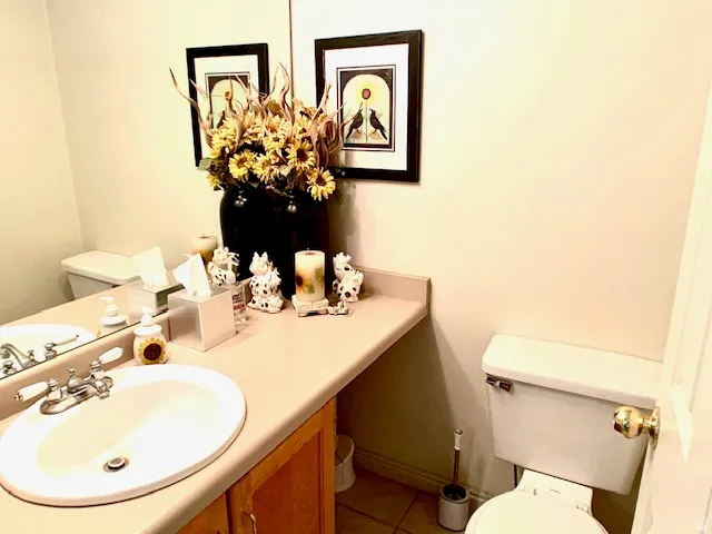 Main level 1/2 bath