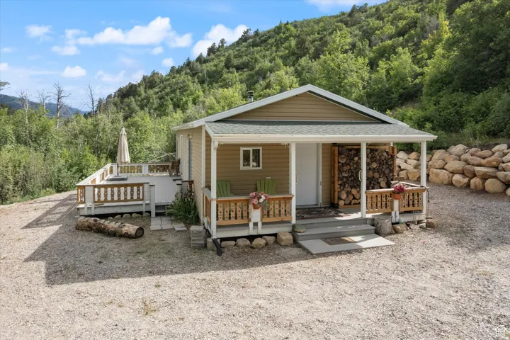 Welcome to your Mountain Cabin Hideaway!