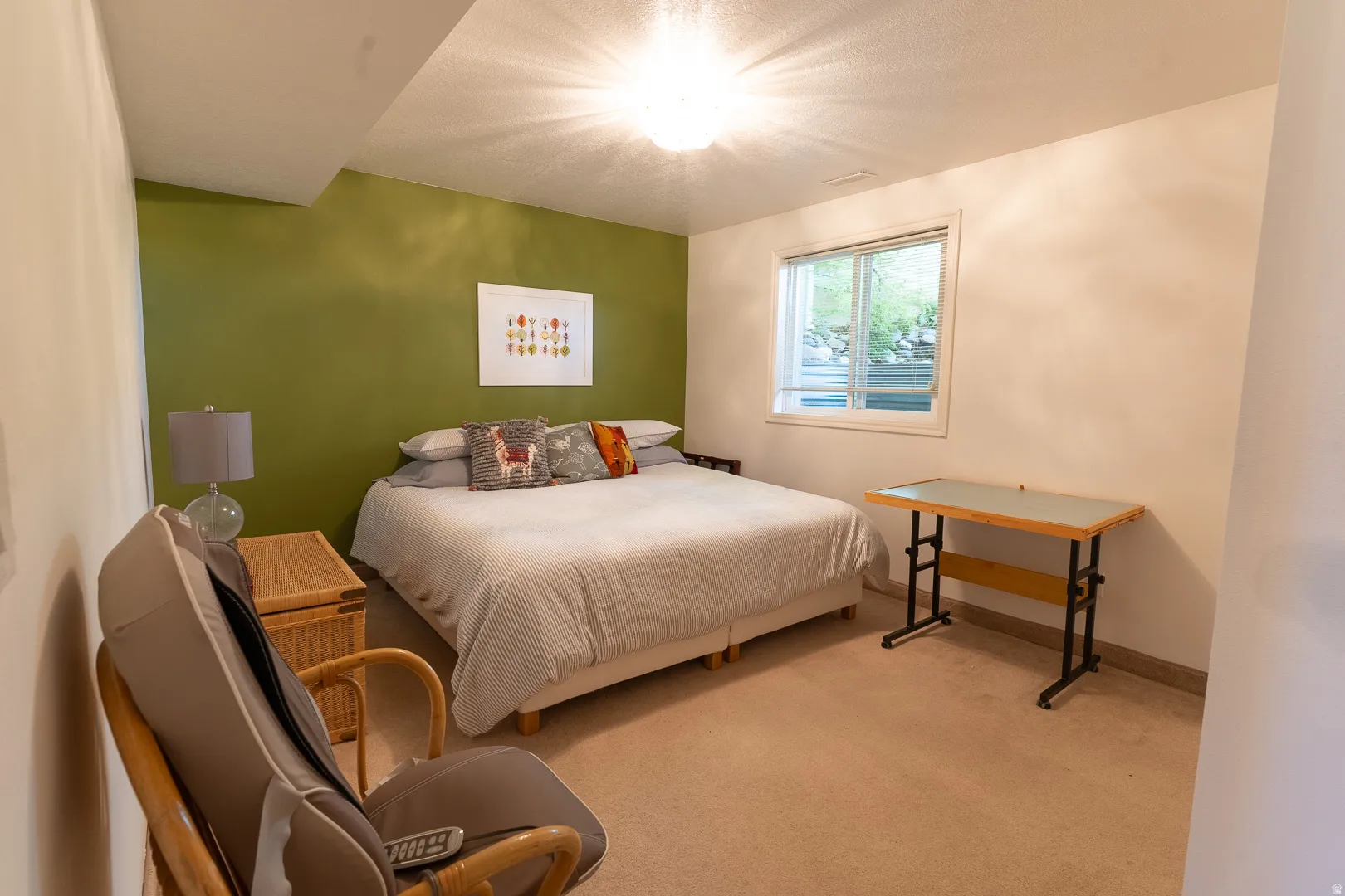 Large basement window for lots of light. Custom lighting in every room !