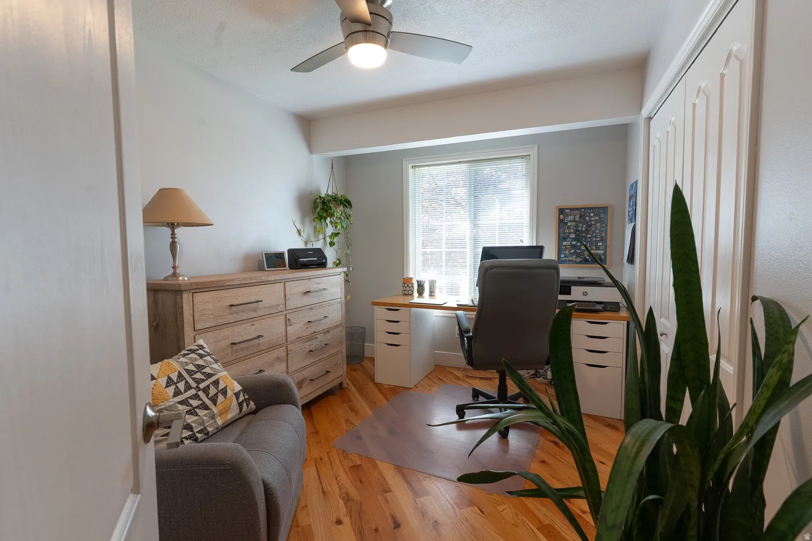 Come study, or work.  Sleep or nap, TV or hobby!  Lovely wood floors, window and closet.