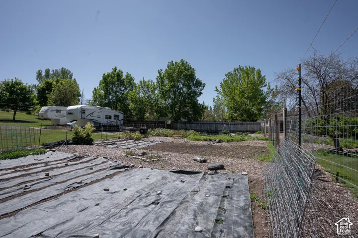 This garden is watered with pressurized irrigation that comes with the property !  Garden is planted...want to harvest some veggies this summer?