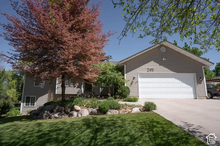 This rambler is perfect for an active life style with outdoor living and plentiful fruit  and garden areas!