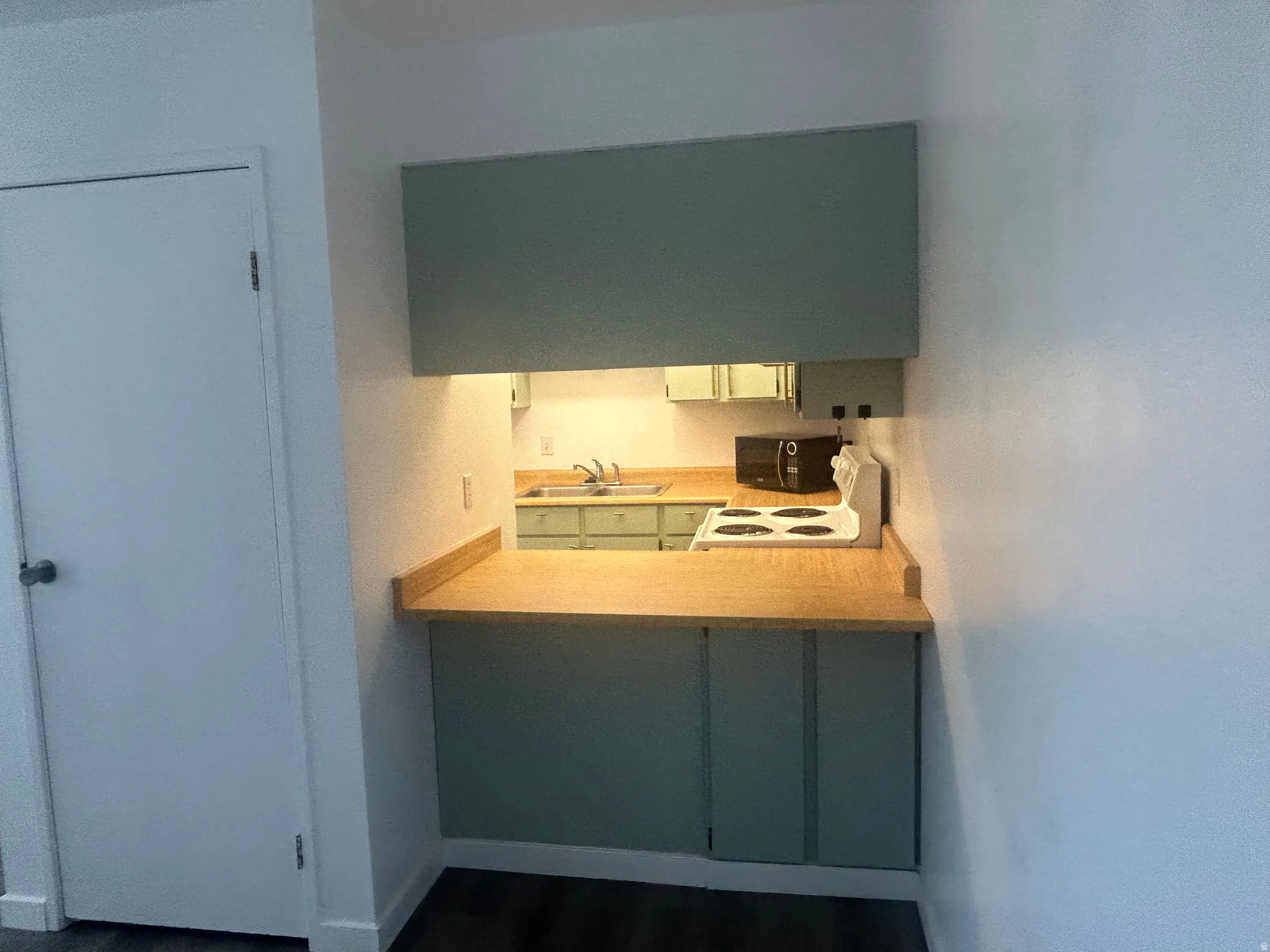 Kitchen pass through to dining area