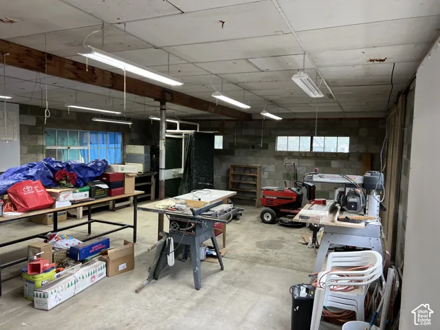 Spacious workshop, bring your projects and utilize this workshop.