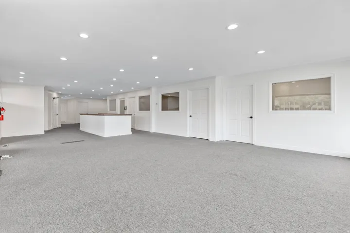 Showroom with 4 office spaces